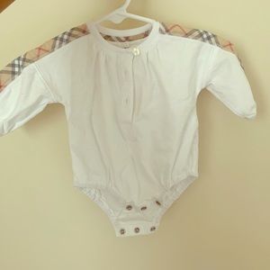 Burberry newborn one piece set with bib and hat